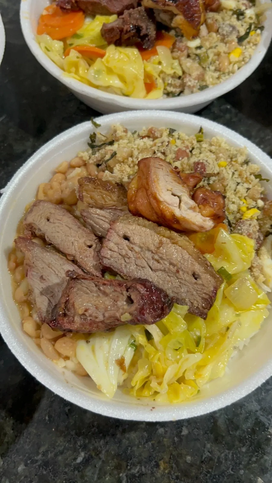 Marmitas com carne assada, frango e acompanhamentos caseiros